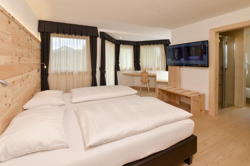 Hotel Silvana セルヴァ・ディ・ヴァル・ガルデーナ エクステリア 写真